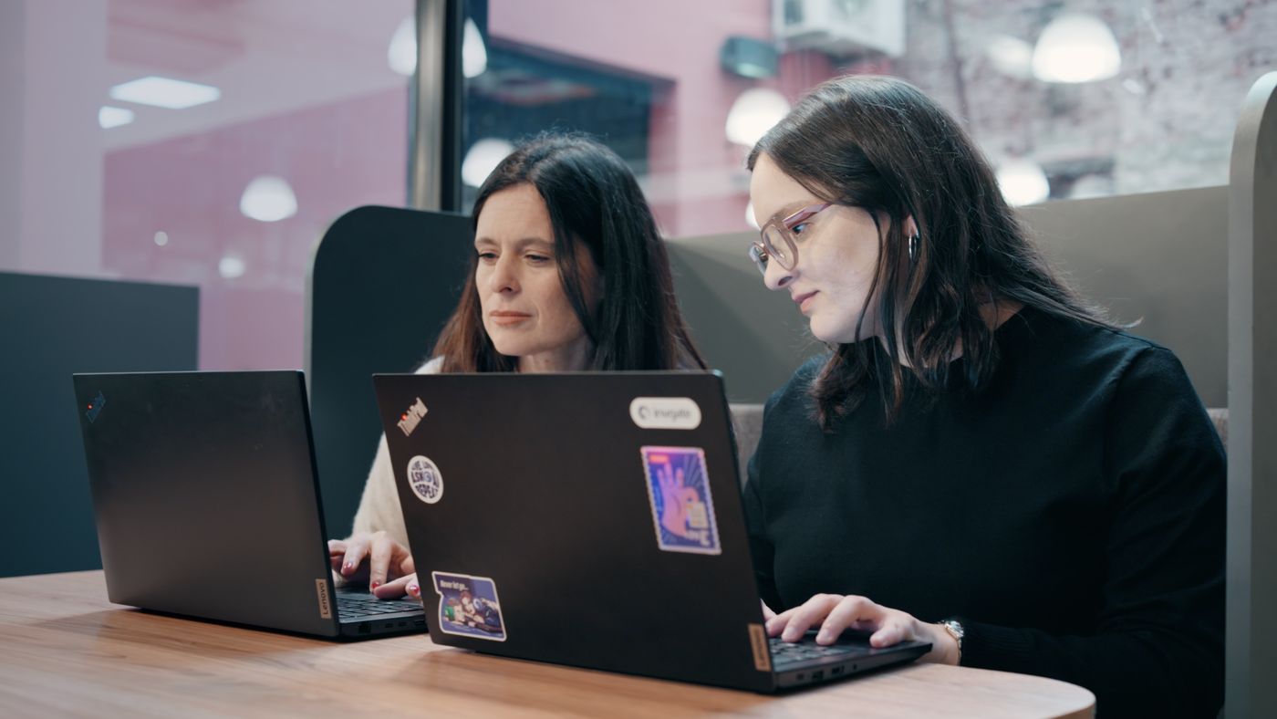 Equipo de finanzas de InvGate trabajando con Xtract